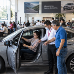 materiales interiores de un auto: tablero y asientos en una agencia de México