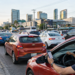 seguro de auto ideal: conductor revisando la póliza de su auto en México